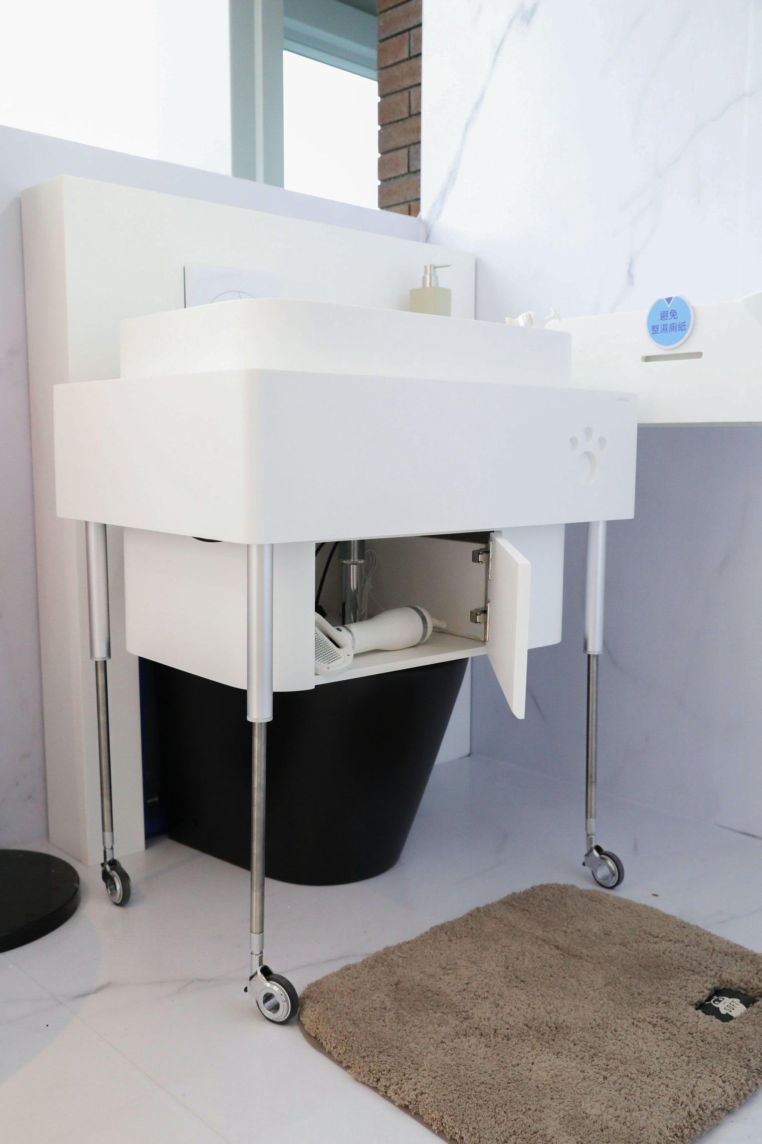 Doggie Bath (Mobile Version) Freestanding Designer Solid Surfaces Mobile Version Bathtub Doggie Bath系列700米長型人造石寵物專用可移動浴缸採用特別溢水設計