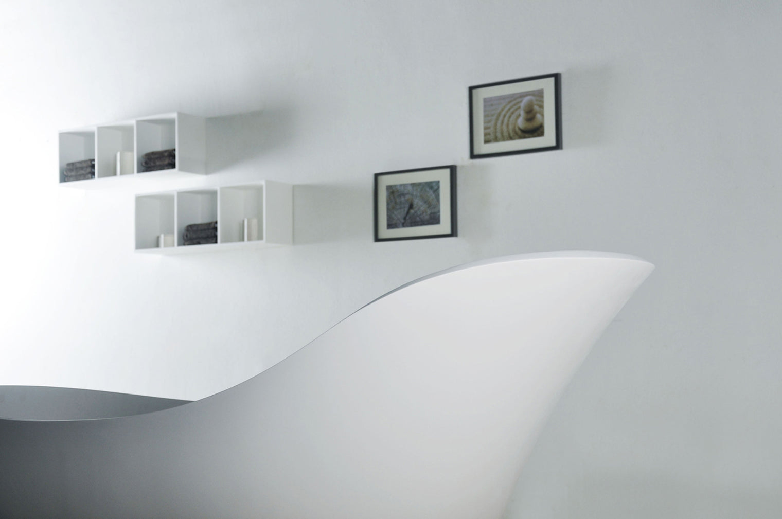 Luca 169 Freestanding Designer Solid Surfaces Bathtub Luca系列1米6人造石設計師獨立式大浴缸採用特別溢水設計 獨特的高低設計可更舒適躺下享受沐浴體驗