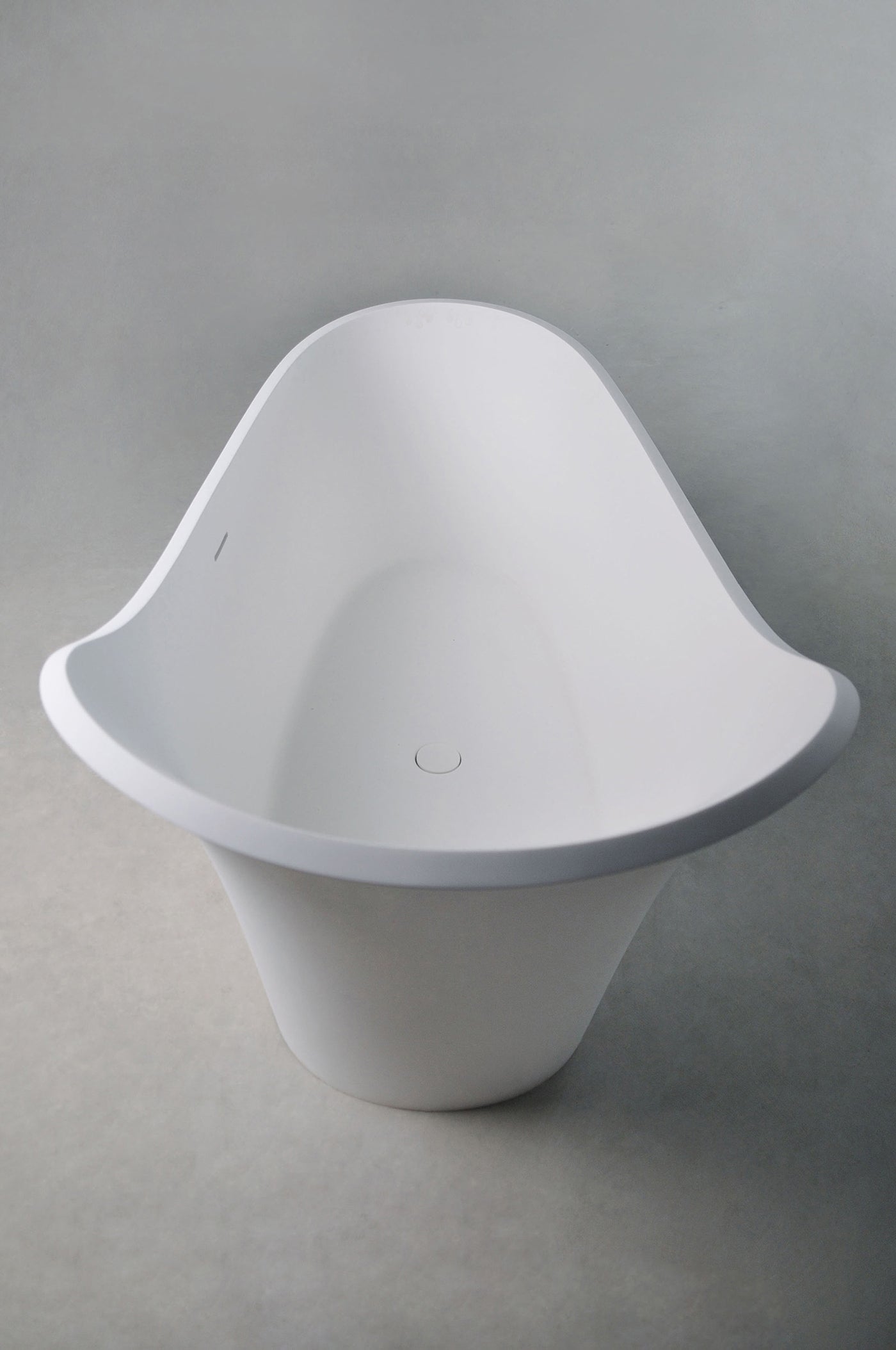 Luca 169 Freestanding Designer Solid Surfaces Bathtub Luca系列1米6人造石設計師獨立式大浴缸採用特別溢水設計 獨特的高低設計可更舒適躺下享受沐沿體驗