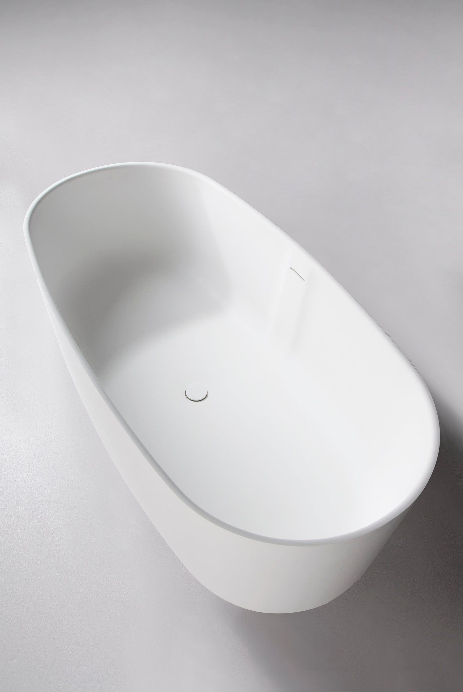 Niagara (Oval) 168 Freestanding Solid Surfaces Oval Bathtub Niagara系列1米6鵝蛋型人造石獨立式大浴缸採用特別溢水設計