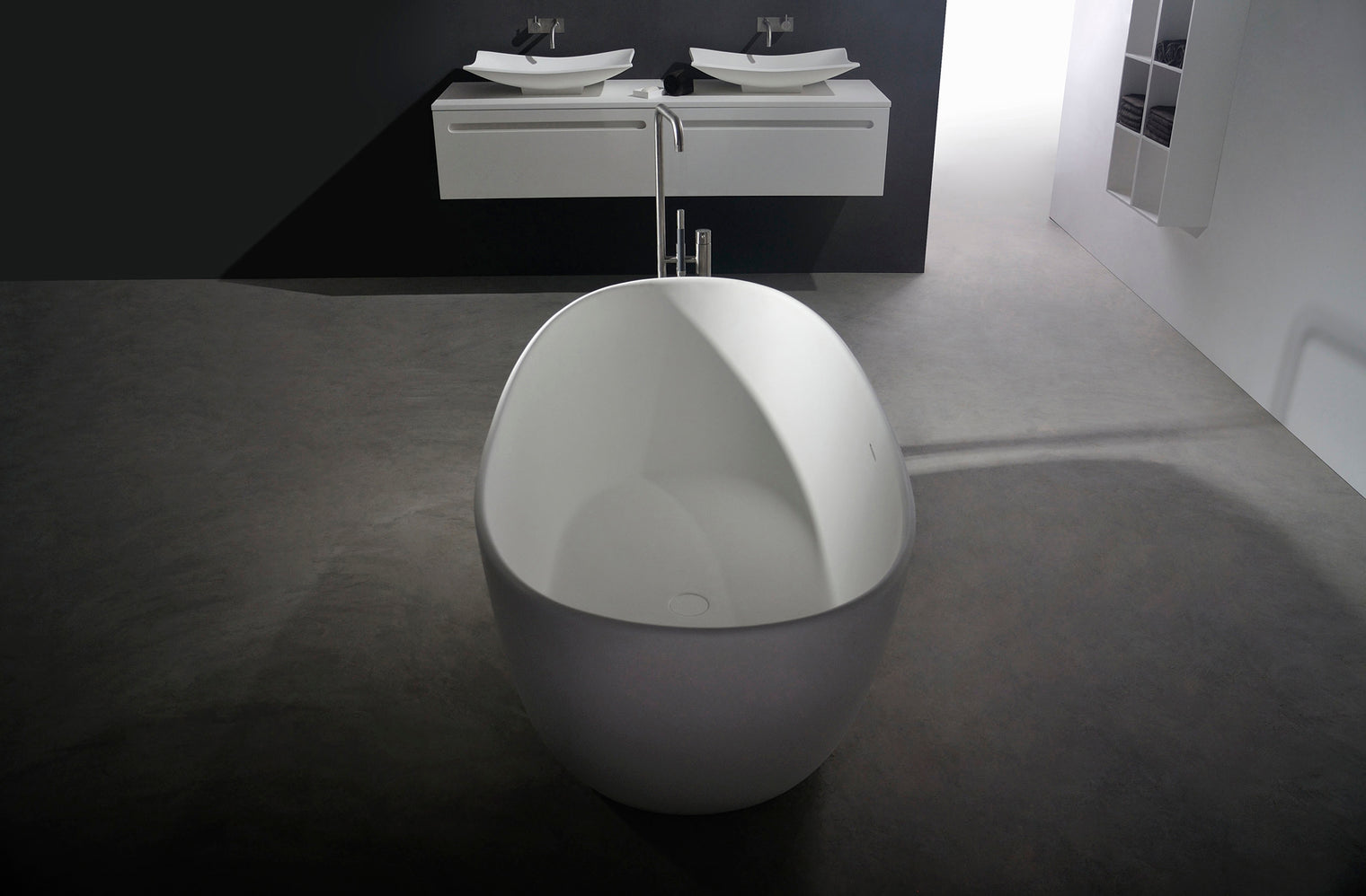 Erba 169 Freestanding Solid Surfaces Egg Bathtub Erba系列1米6蛋型人造石獨立式大浴缸採用特別溢水設計