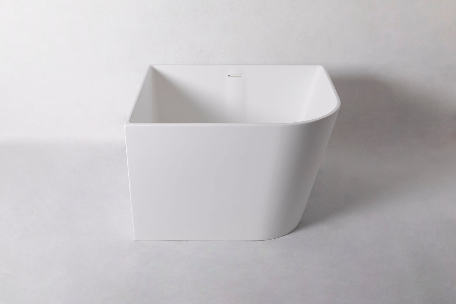 Siena 90R Freestanding Designer Quarter Solid Surfaces Corner Bathtub Siena系列90厘米矩型人造石設計師獨立角落式蝸居浴缸採用特別溢水設計