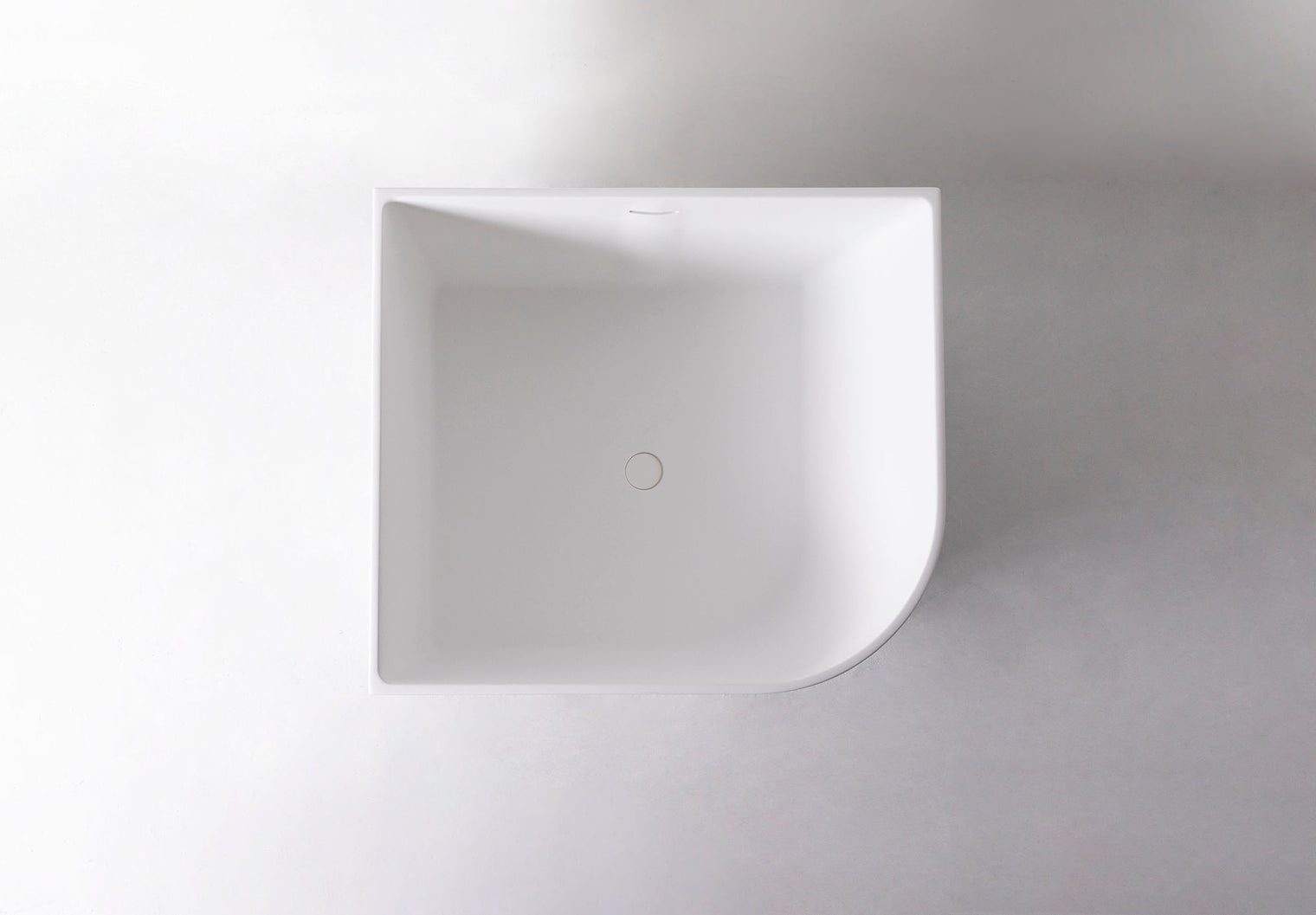 Siena 90R Freestanding Designer Quarter Solid Surfaces Corner Bathtub Siena系列90厘米矩型人造石設計師獨立角落式蝸居浴缸採用特別溢水設計