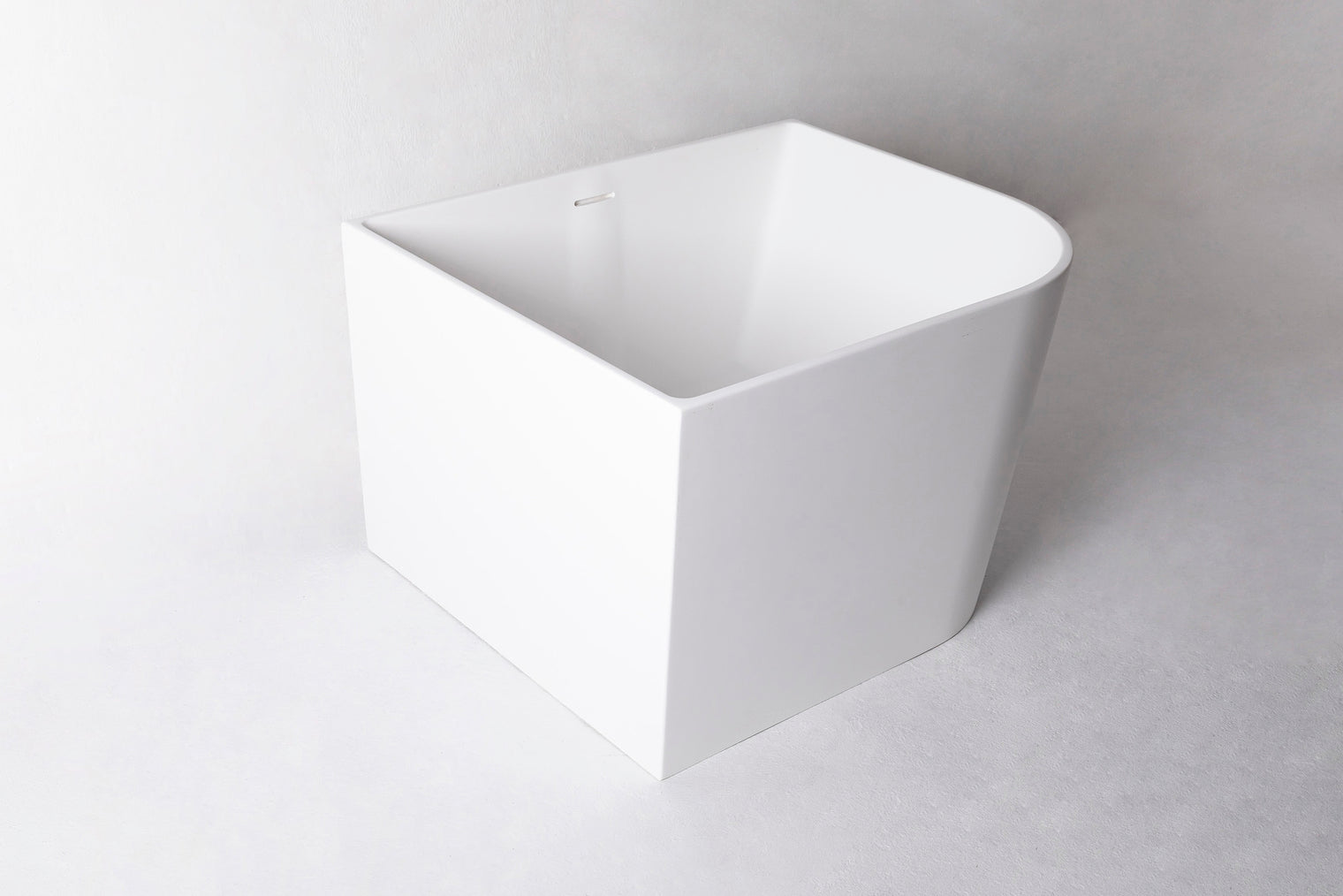 Siena 90R Freestanding Designer Quarter Solid Surfaces Corner Bathtub Siena系列90厘米矩型人造石設計師獨立角落式蝸居浴缸採用特別溢水設計