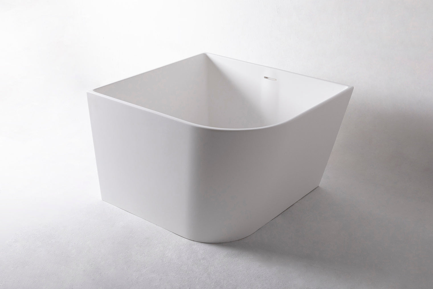 Siena 90R Freestanding Designer Quarter Solid Surfaces Corner Bathtub Siena系列90厘米矩型人造石設計師獨立角落式蝸居浴缸採用特別溢水設計